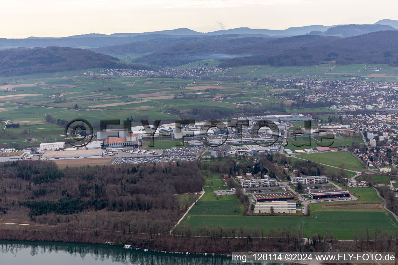 Vue aérienne de Zone industrielle de Riburg à Möhlin dans le département Argovie, Suisse