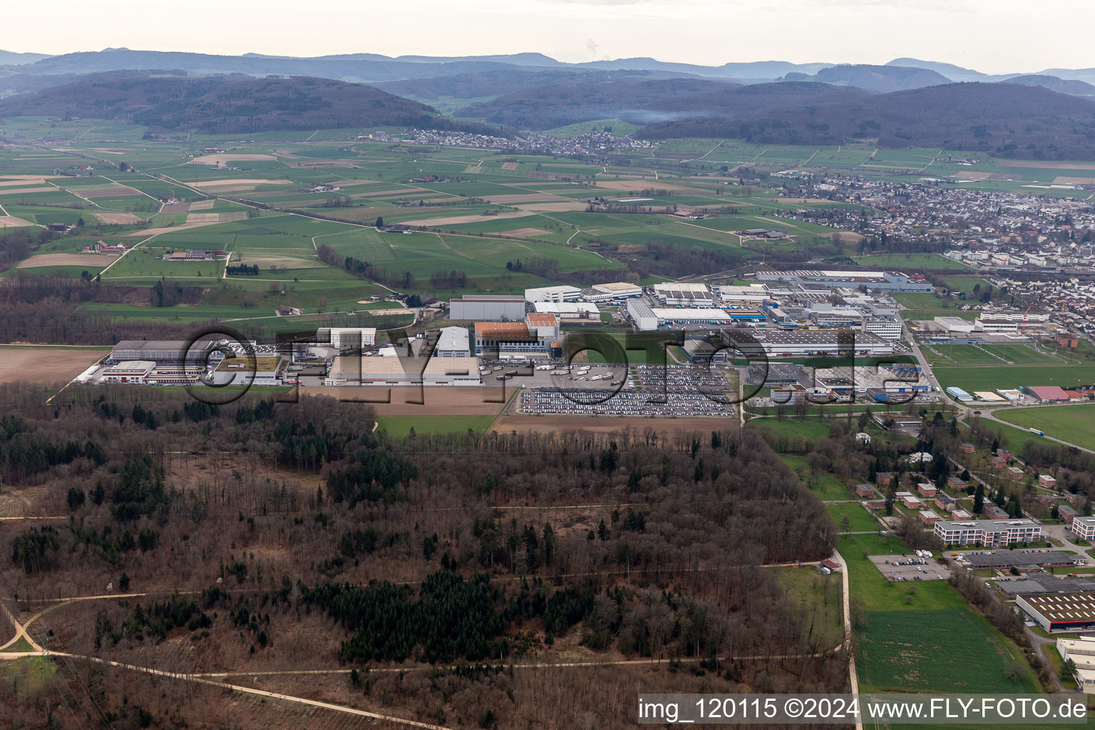 Vue aérienne de Installations techniques dans la zone industrielle de Riburg avec Rodi Fructus, Kühne + Nagel, DPD, Galliker Transport AG et Louis Ditzler AG à Möhlin dans le département Argovie, Suisse