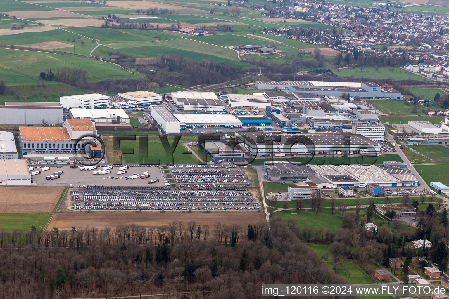 Vue aérienne de Installations techniques dans la zone industrielle de Riburg avec Rodi Fructus, Kühne + Nagel, DPD, Galliker Transport AG et Louis Ditzler AG à Möhlin dans le département Argovie, Suisse