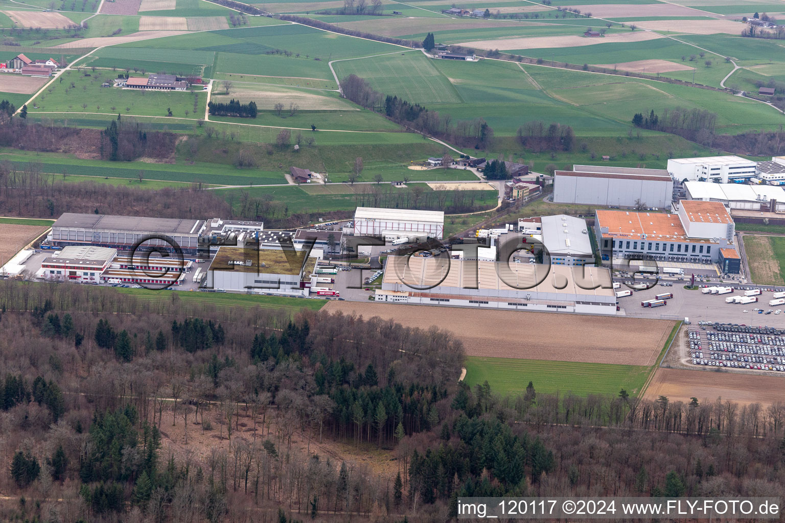 Photographie aérienne de Installations techniques dans la zone industrielle de Riburg avec Rodi Fructus, Kühne + Nagel, DPD, Galliker Transport AG et Louis Ditzler AG à Möhlin dans le département Argovie, Suisse