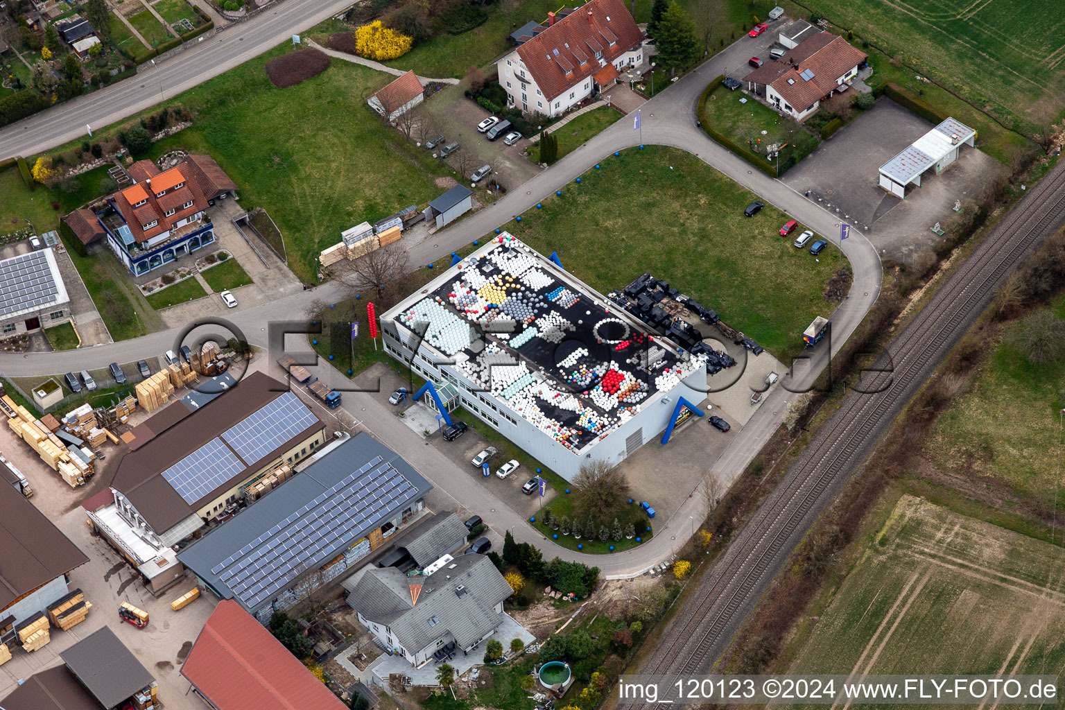 Vue aérienne de Immeuble de bureaux du bâtiment administratif et commercial Moonlight International GmbH avec boules en plastique colorées sur le toit à le quartier Oberdorf in Schwörstadt dans le département Bade-Wurtemberg, Allemagne