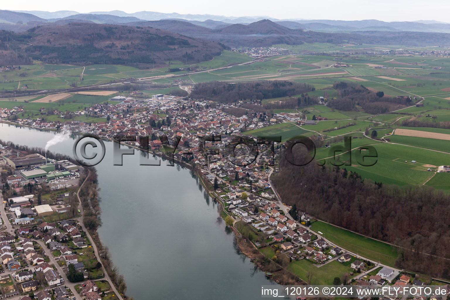 Vue aérienne de Zones riveraines à Wallbach à Wallbach AG dans le département Argovie, Suisse