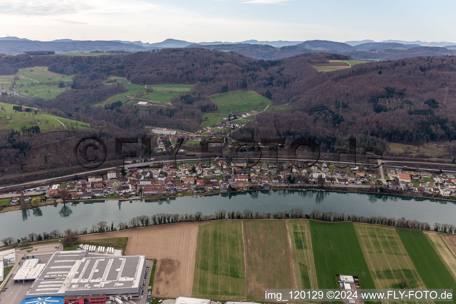 Vue aérienne de Mumpf dans le département Argovie, Suisse