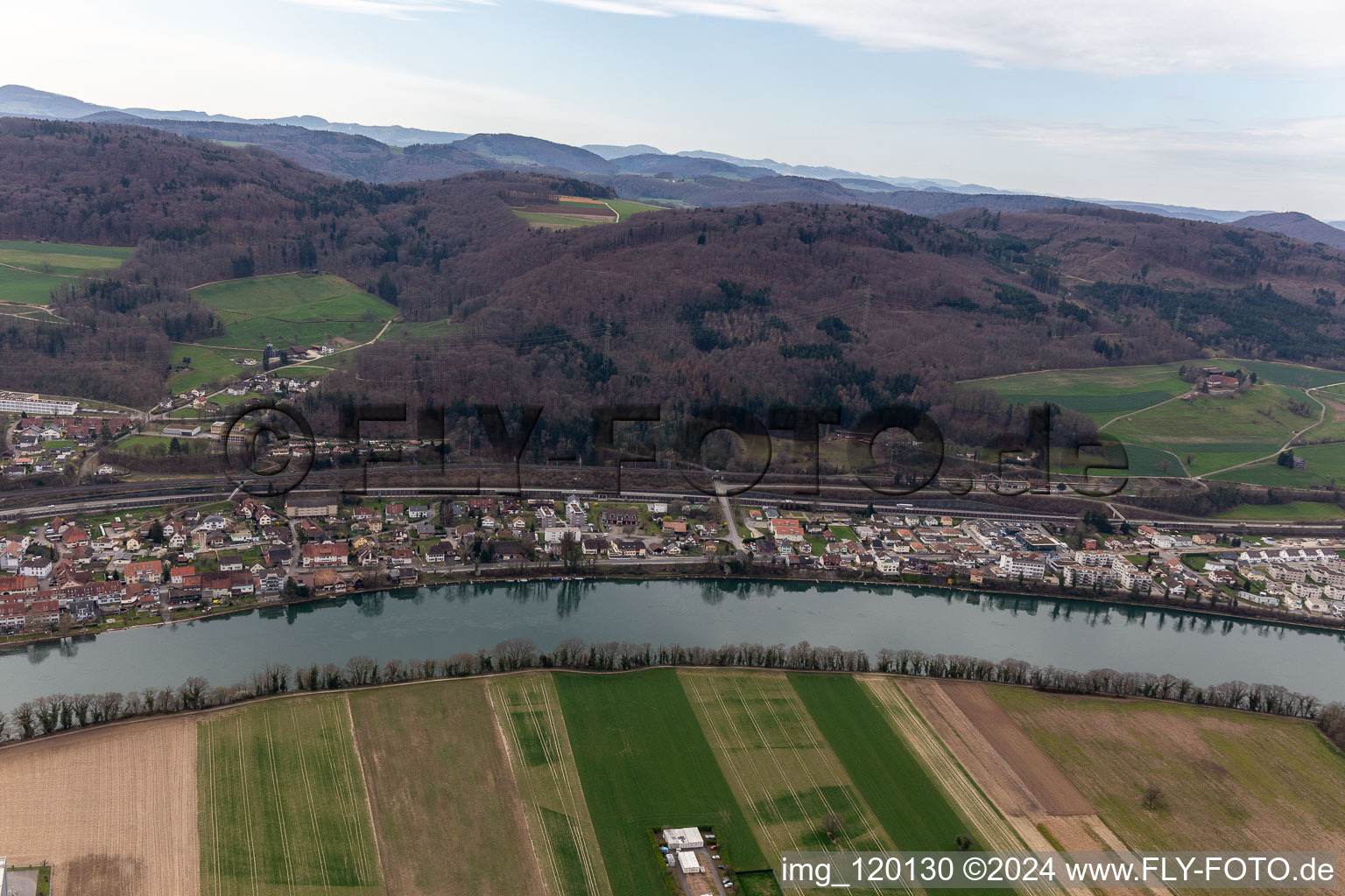 Vue aérienne de Mumpf dans le département Argovie, Suisse