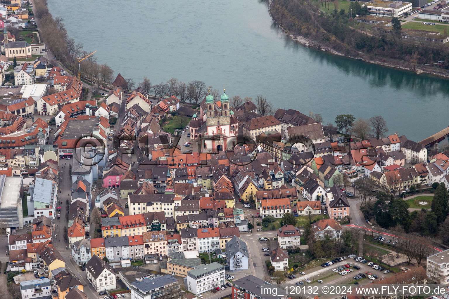 Vue aérienne de Bâtiment d'église et cathédrale Saint-Fridolin dans le vieux centre-ville de Bad Säckingen. Le pont en bois historique sur le Rhin relie l'Allemagne à la Suisse et à la région de Novartis à Stein. Dans le Rhin, l'île inhabitée du Rhin Fridolinsinsel à Bad Säckingen dans le département Bade-Wurtemberg, Allemagne