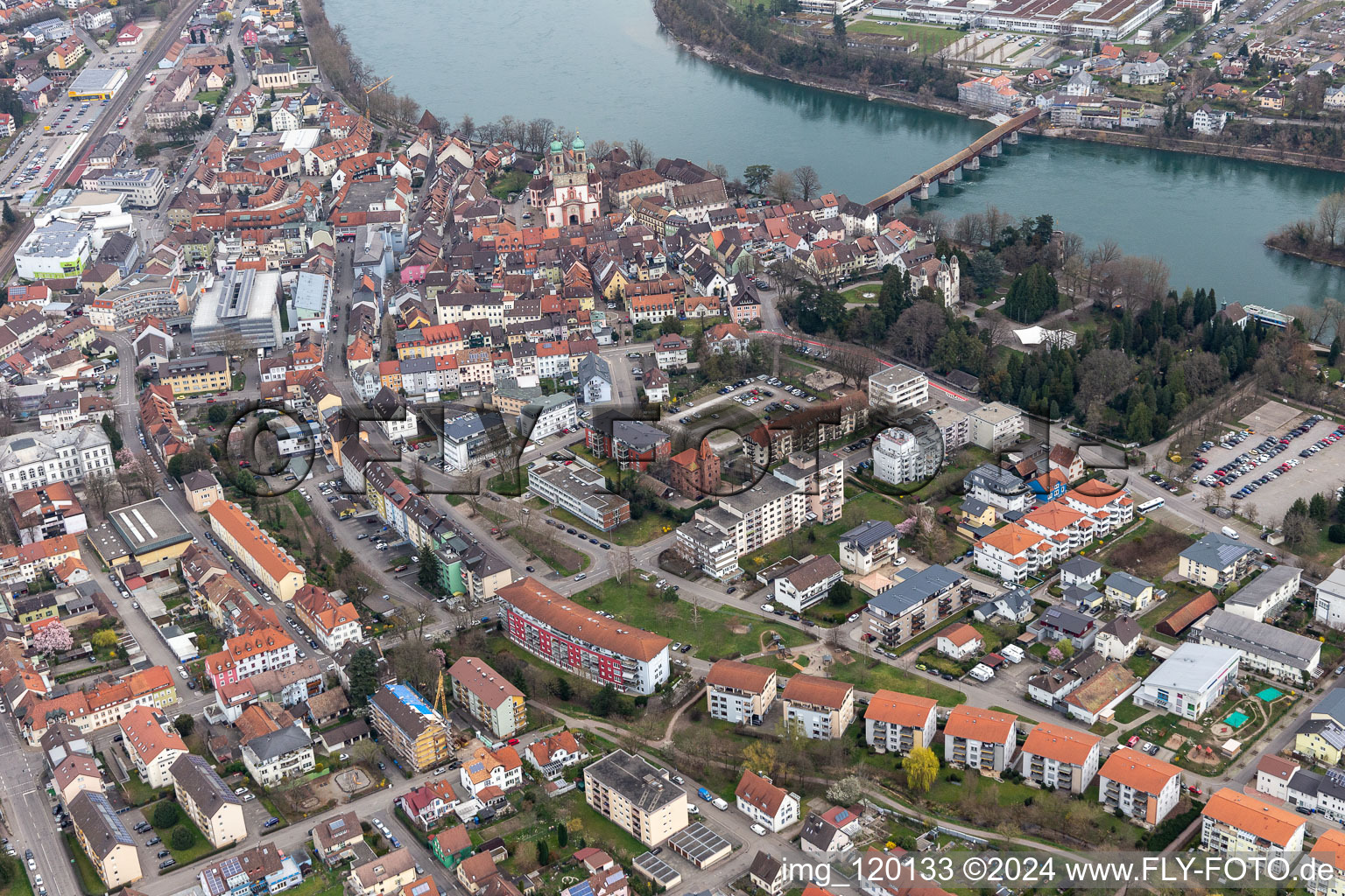 Vue aérienne de Vieille ville et centre-ville sur le Haut Rhin à Bad Säckingen dans le département Bade-Wurtemberg, Allemagne