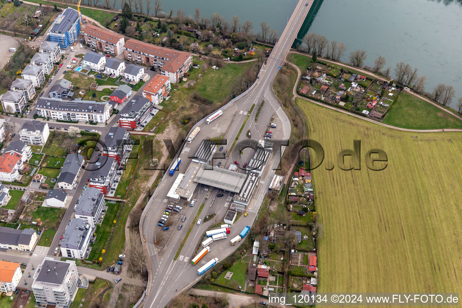 Vue aérienne de Poste frontalier - installation douanière pour franchir la frontière du Rhin via Fridolinsbrücke jusqu'à Stein en Suisse à Bad Säckingen dans le département Bade-Wurtemberg, Allemagne