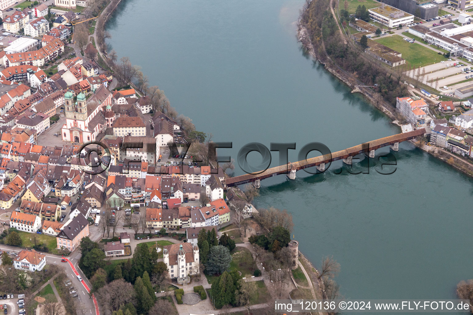 Vue aérienne de Vue sur la ville sur le Rhin avec le château de Schönau et le pont en bois historique sur le Rhin dans la zone urbaine de Bad Säckingen à Stein dans le département Argovie, Suisse