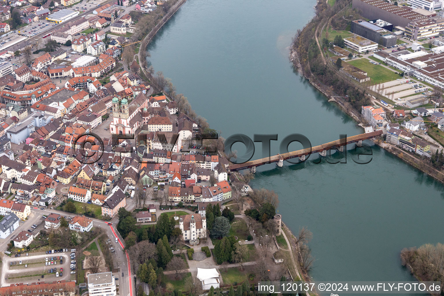 Vue aérienne de Château de Schönau et pont en bois sur le Rhin jusqu'à Stein (CH) à Bad Säckingen dans le département Bade-Wurtemberg, Allemagne