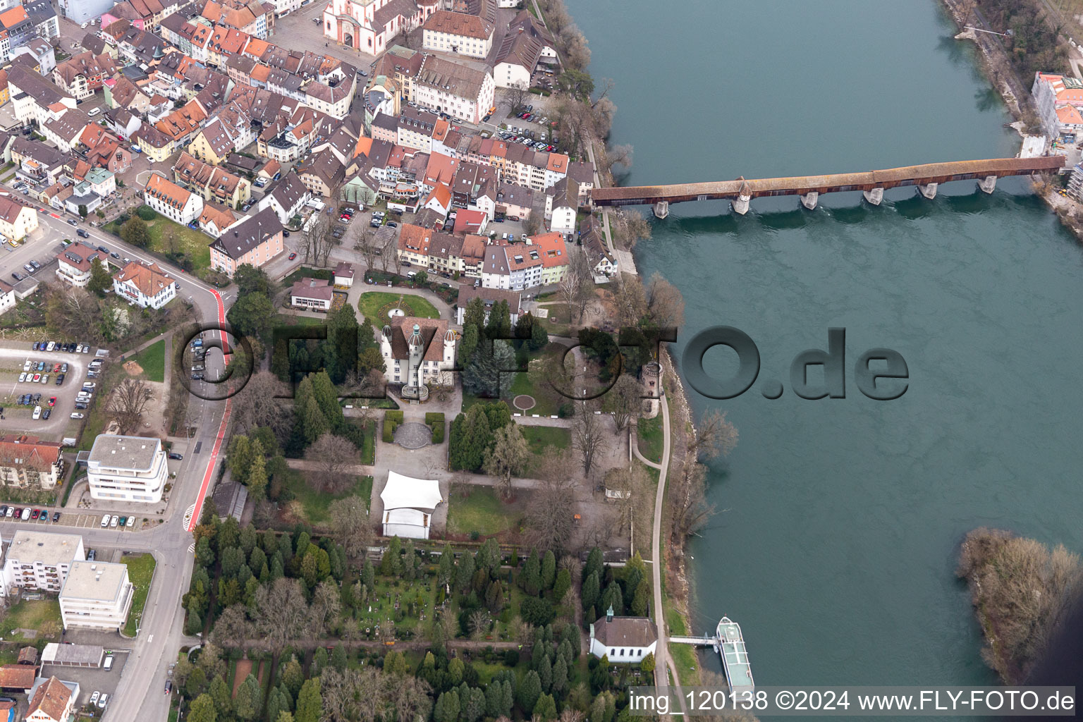 Vue aérienne de Vue sur la ville sur le Rhin avec le château de Schönau et le pont en bois historique sur le Rhin dans la zone urbaine de Bad Säckingen à Stein dans le département Argovie, Suisse