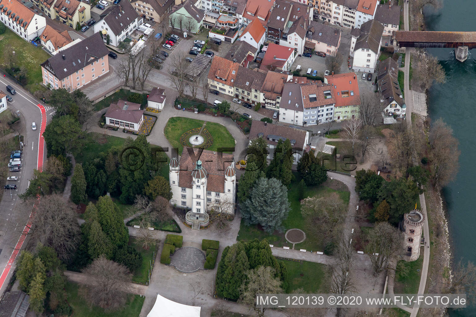 Vue aérienne de Parc du château de Schönau avec tour antivol et orangerie à Bad Säckingen dans le département Bade-Wurtemberg, Allemagne