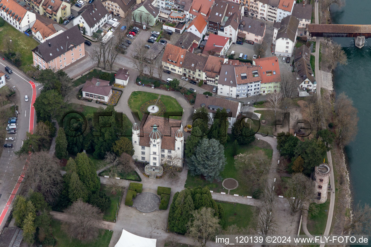 Vue aérienne de Parc du château de Schönau avec tour antivol et orangerie à Bad Säckingen dans le département Bade-Wurtemberg, Allemagne