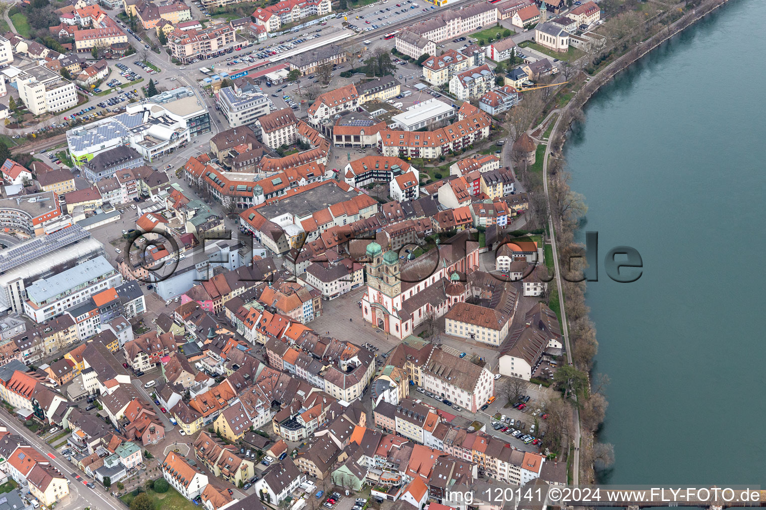 Vue aérienne de Église Saint-Fridolinmünster à Bad Säckingen dans le département Bade-Wurtemberg, Allemagne