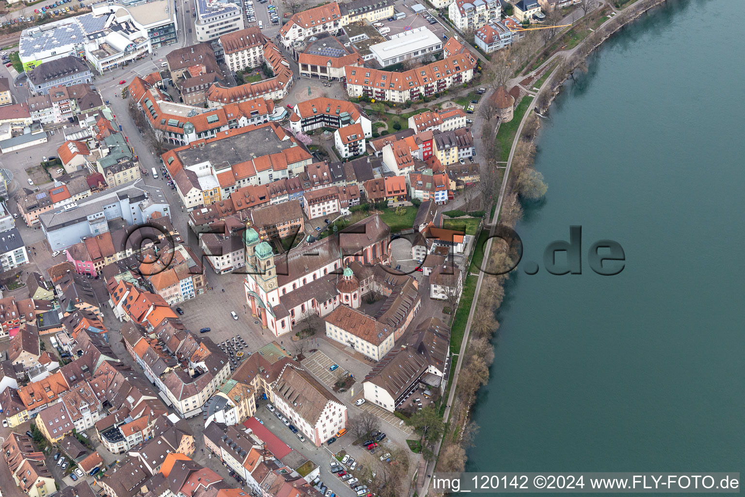 Vue aérienne de Bâtiment d'église et cathédrale Saint-Fridolin dans le vieux centre-ville de Bad Säckingen. Le pont en bois historique sur le Rhin relie l'Allemagne à la Suisse et à la région de Novartis à Stein. Dans le Rhin, l'île inhabitée du Rhin Fridolinsinsel à Bad Säckingen dans le département Bade-Wurtemberg, Allemagne