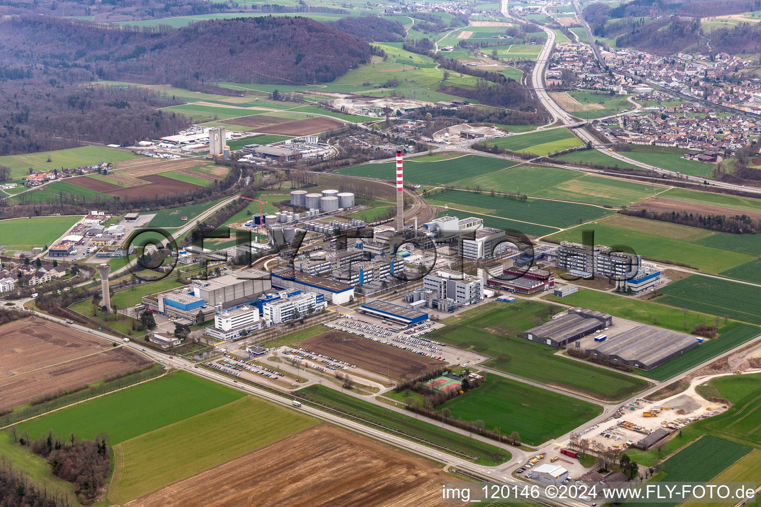 Vue aérienne de Locaux de la succursale DSM Nutritional Products AG à Sisseln avec halles, bâtiments d'entreprise et installations de production à Sisseln à Eiken dans le département Argovie, Suisse