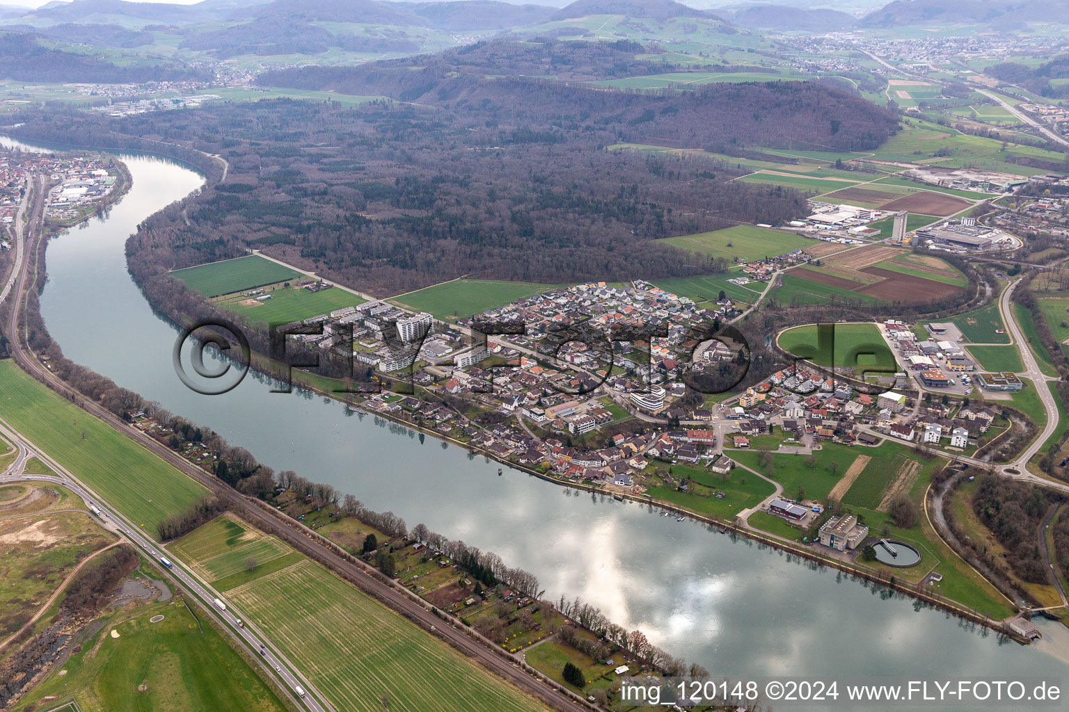 Vue aérienne de Zones riveraines du Haut Rhin à Sisseln dans le département Argovie, Suisse