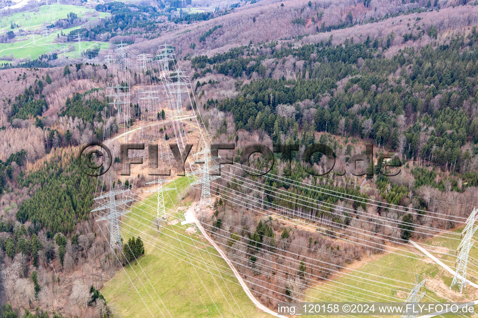 Vue aérienne de Tracé de ligne à haute tension à Rickenbach dans le département Bade-Wurtemberg, Allemagne