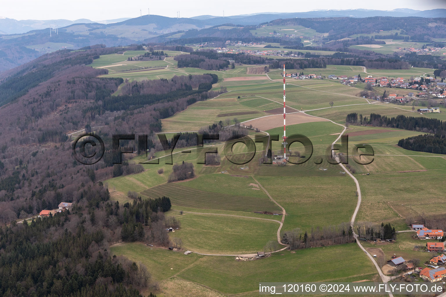 Vue aérienne de Tour de télécommunication à le quartier Bergalingen in Rickenbach dans le département Bade-Wurtemberg, Allemagne