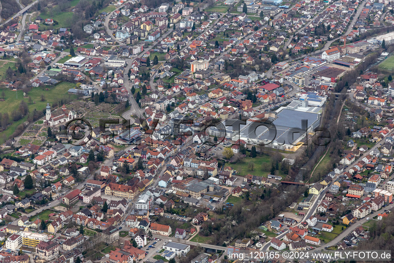 Vue aérienne de Locaux de l'usine Brennet AG avec toit photovoltaïque à Wehr dans le département Bade-Wurtemberg, Allemagne