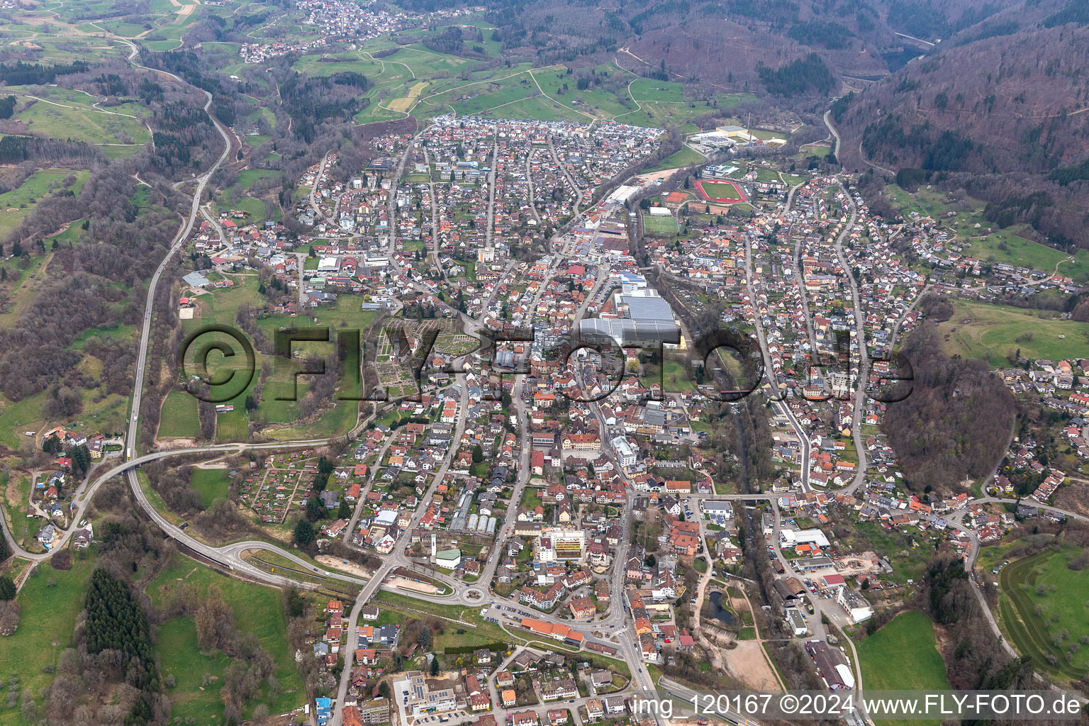 Vue aérienne de Zone urbaine avec périphérie et centre-ville à le quartier Enkendorf in Wehr dans le département Bade-Wurtemberg, Allemagne