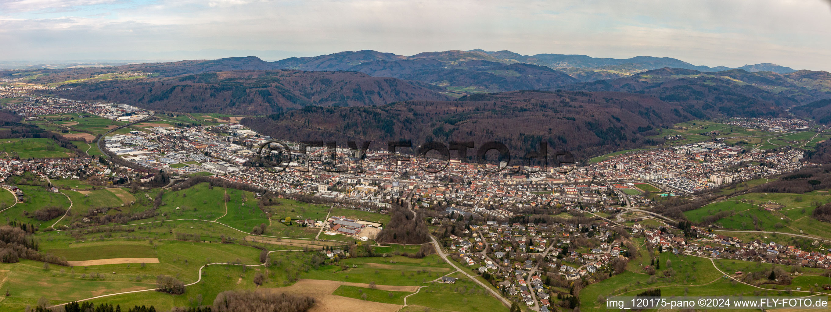 Vue aérienne de Zone urbaine avec périphérie et centre-ville à le quartier Fahrnau in Schopfheim dans le département Bade-Wurtemberg, Allemagne