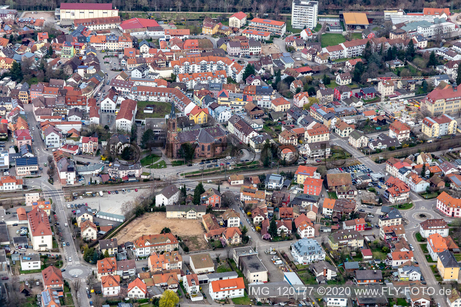 Vue aérienne de Église évangélique de la ville à Schopfheim dans le département Bade-Wurtemberg, Allemagne