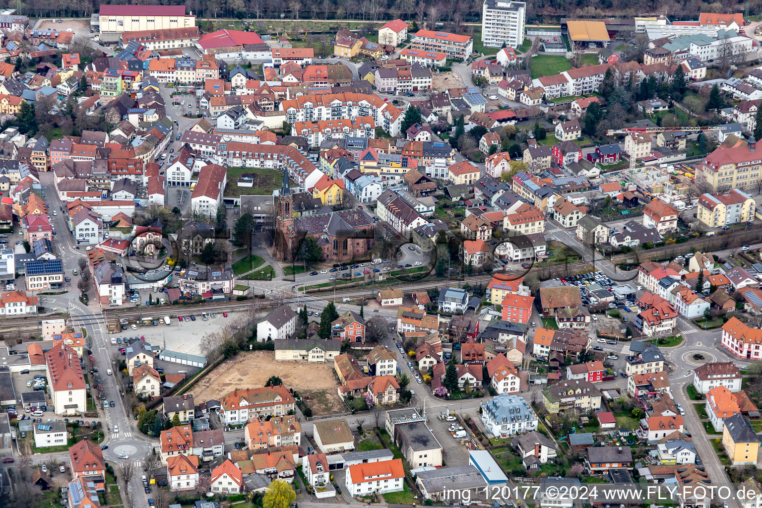 Vue aérienne de Église évangélique de la ville à Schopfheim dans le département Bade-Wurtemberg, Allemagne