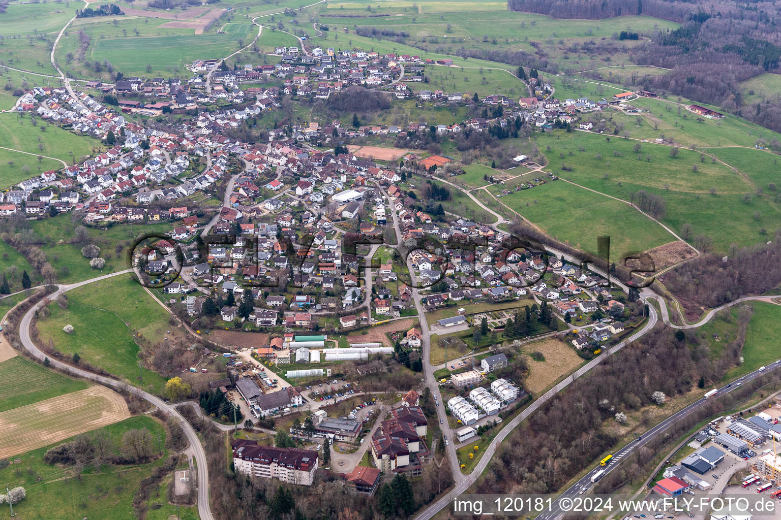 Vue aérienne de Vue sur le village à le quartier Wiechs in Schopfheim dans le département Bade-Wurtemberg, Allemagne