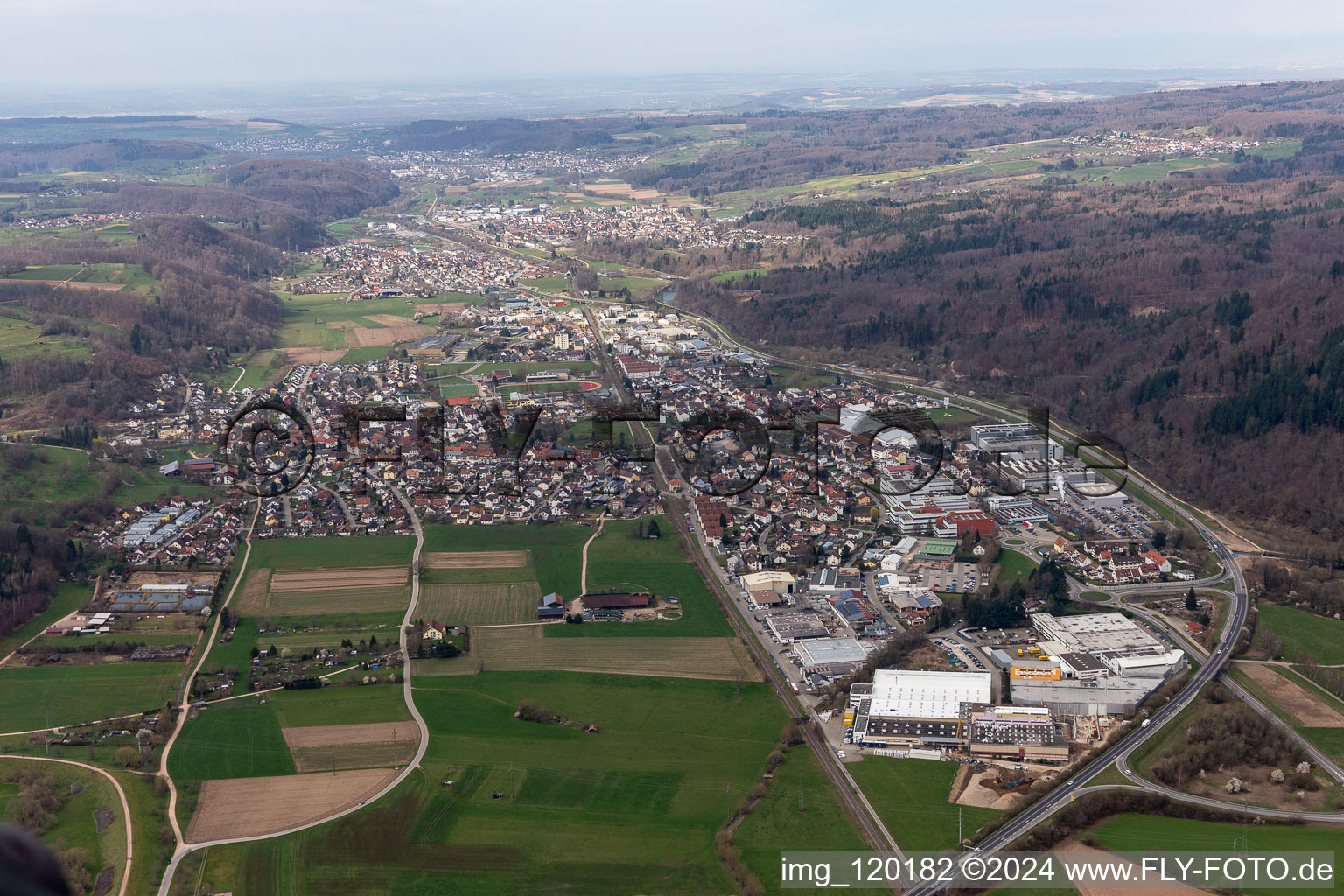 Vue aérienne de Le paysage de la vallée de la prairie entourée de montagnes à Maulburg dans le département Bade-Wurtemberg, Allemagne