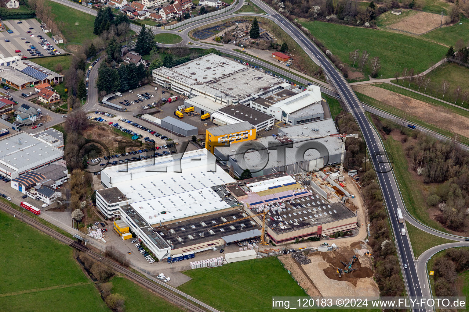 Vue aérienne de Pompes à vide et systèmes Busch zone industrielle et commerciale à Maulburg dans le département Bade-Wurtemberg, Allemagne