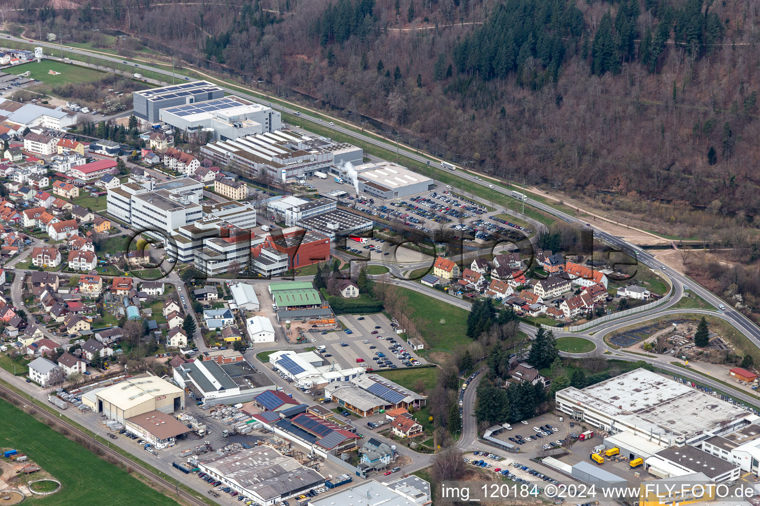 Vue aérienne de Bureaux, bâtiments administratifs, halls de production et parking sur le terrain de l'entreprise de technologie de mesure Endress et Hauser à Wiesental à Maulburg dans le département Bade-Wurtemberg, Allemagne