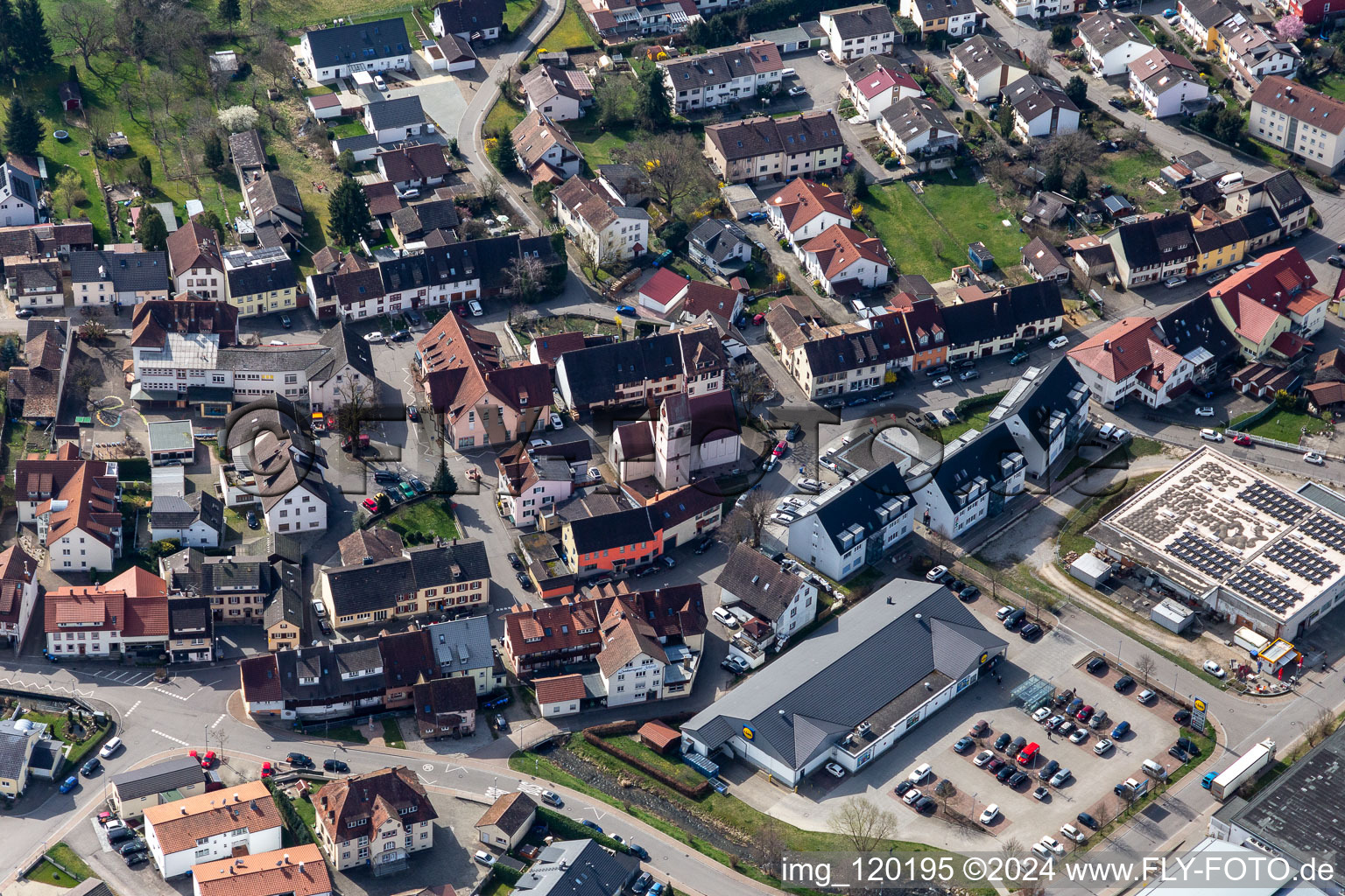 Vue aérienne de Bâtiment d'église au centre ville en Höllstein à le quartier Höllstein in Steinen dans le département Bade-Wurtemberg, Allemagne