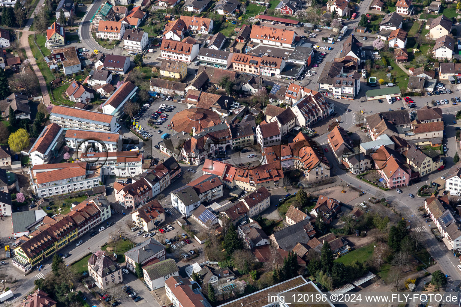 Vue aérienne de Ensemble carré avec une épicerie neuve de 16 carrés et en centre ville à Steinen dans le département Bade-Wurtemberg, Allemagne