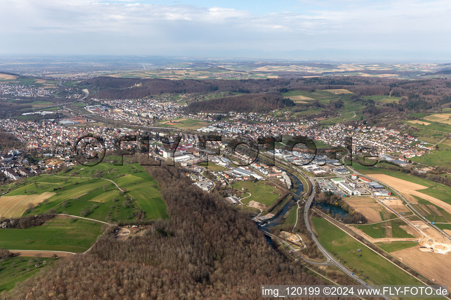 Vue aérienne de Quartiers Brombach, Haagen et Hauingen dans la vallée de la Wiese à le quartier Brombach in Lörrach dans le département Bade-Wurtemberg, Allemagne