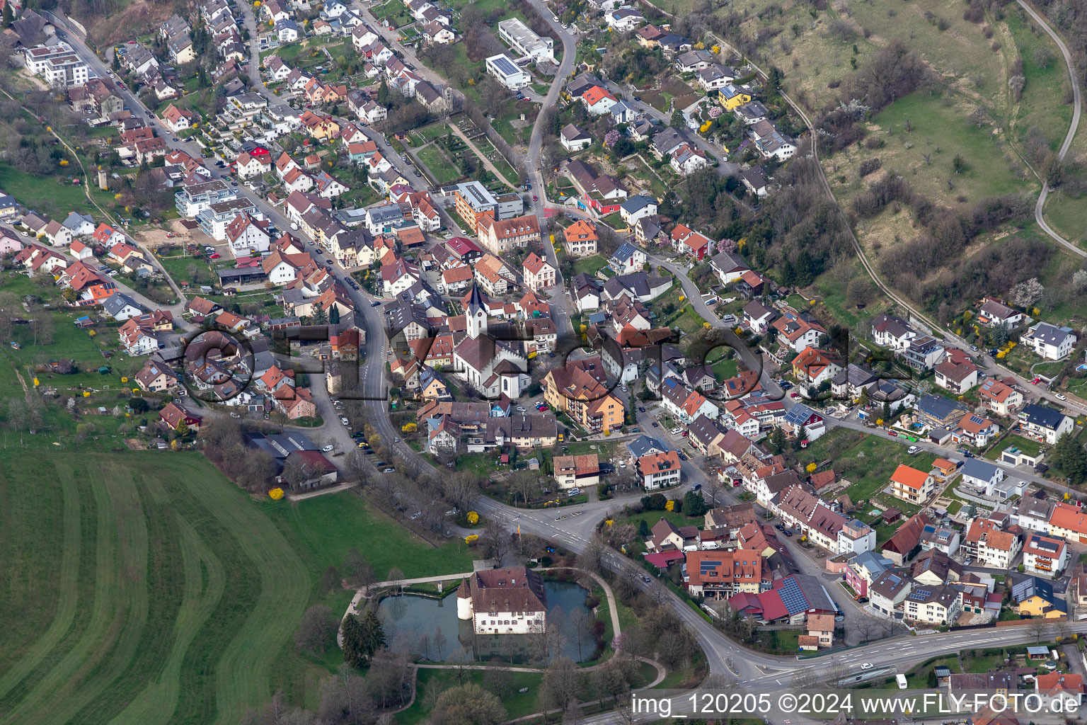 Vue aérienne de Château entouré de douves d'Inzlingen et vue sur la ville, les rues et les maisons à le quartier Oberinzlingen in Inzlingen dans le département Bade-Wurtemberg, Allemagne