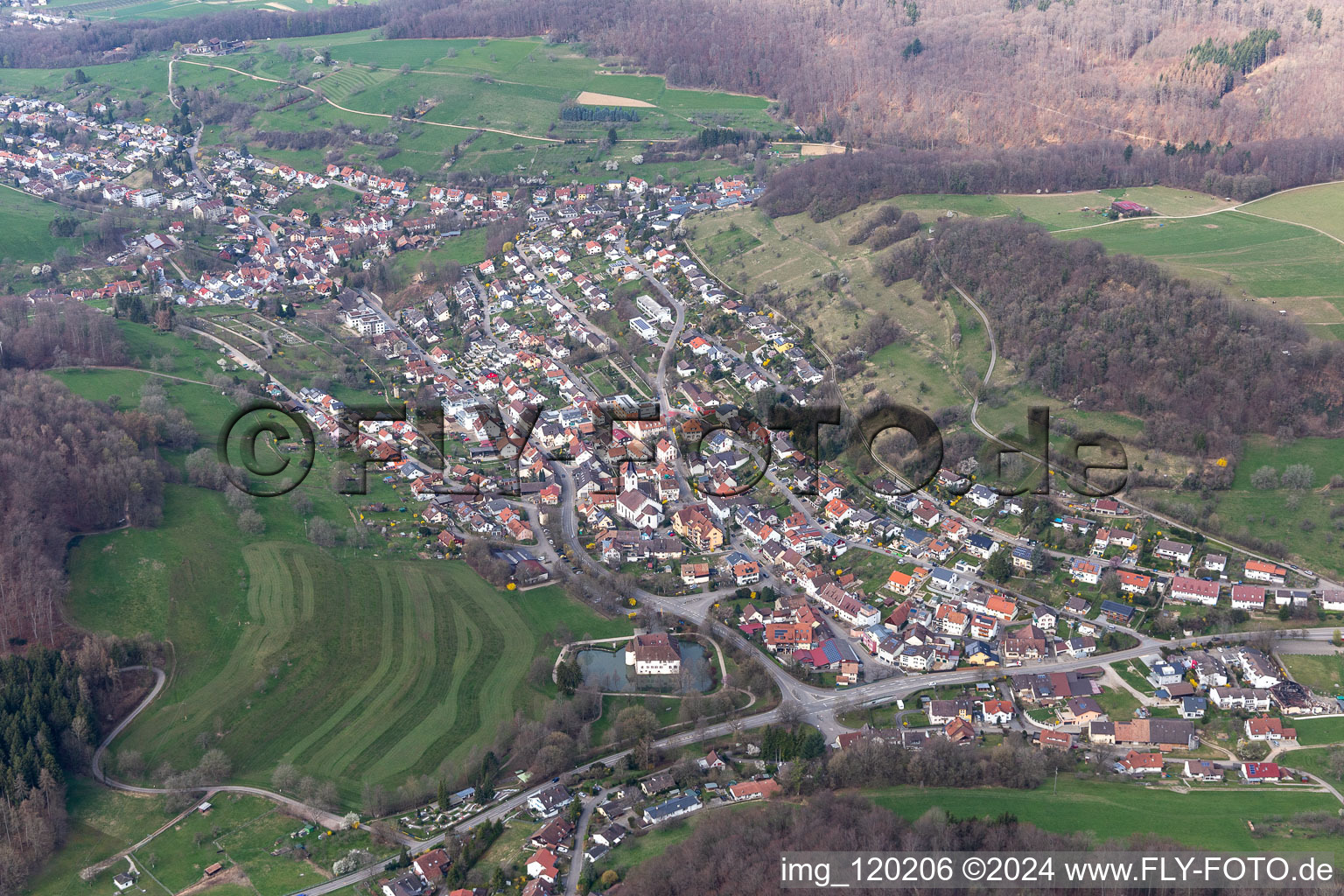 Vue aérienne de Château entouré de douves d'Inzlingen et vue sur la ville, les rues et les maisons à le quartier Oberinzlingen in Inzlingen dans le département Bade-Wurtemberg, Allemagne