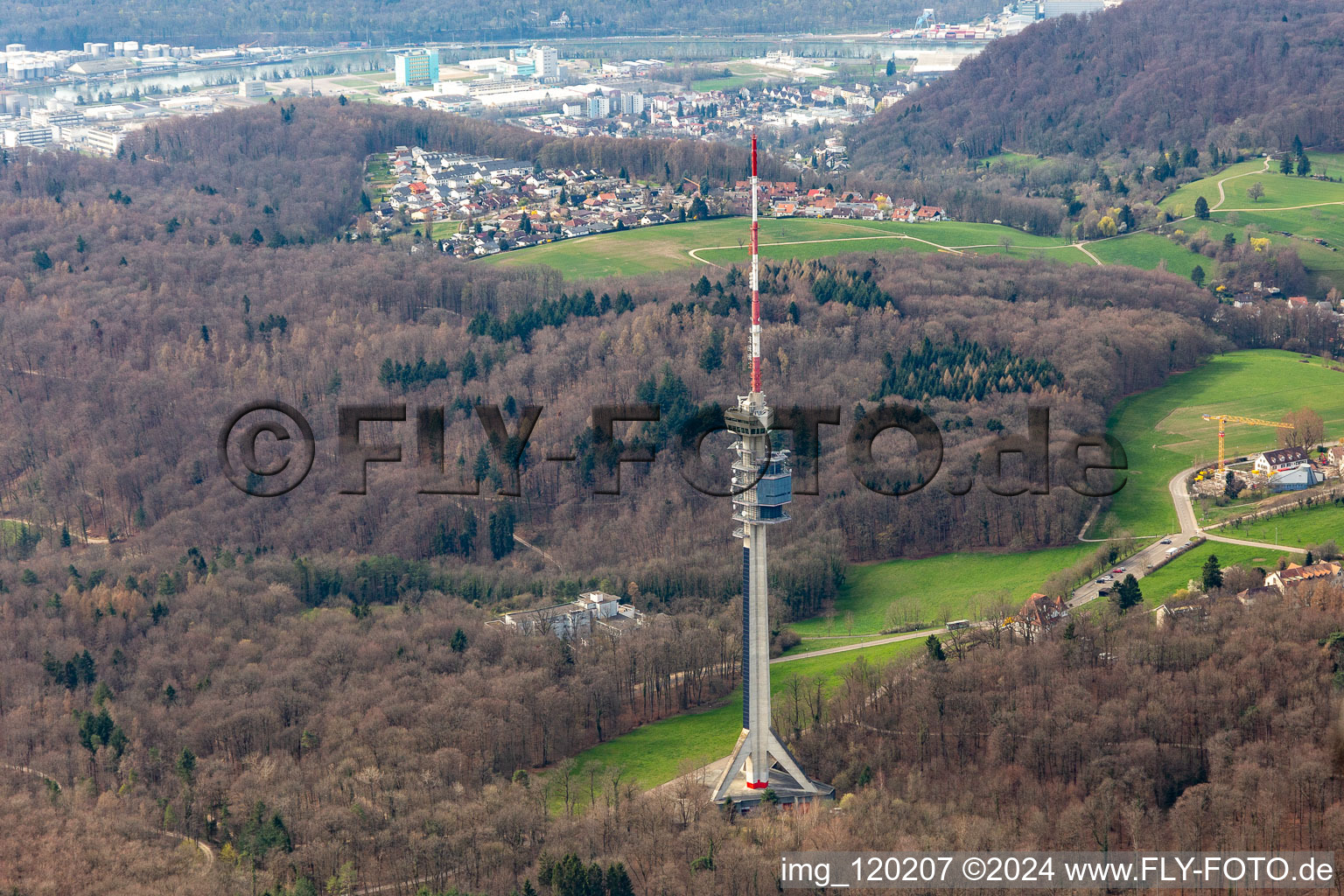 Vue aérienne de Tour de télévision de St. Chrischona à Bettingen dans le département Bâle ville, Suisse