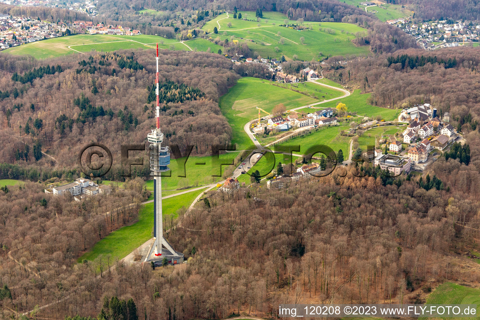 Vue aérienne de Tour de télévision St. Chrischona dans le canton de Bâle à Bettingen dans le département Bâle ville, Suisse