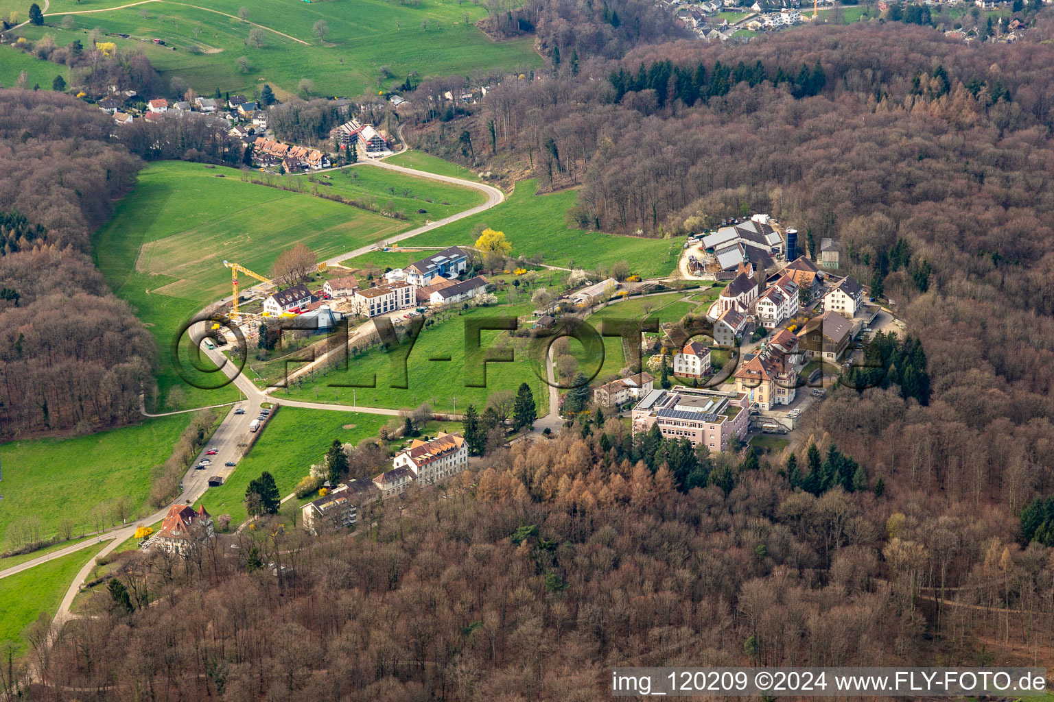 Vue aérienne de Campus Chrischona et maison mère des diaconesses dans le canton de Bâle à Bettingen dans le département Bâle ville, Suisse