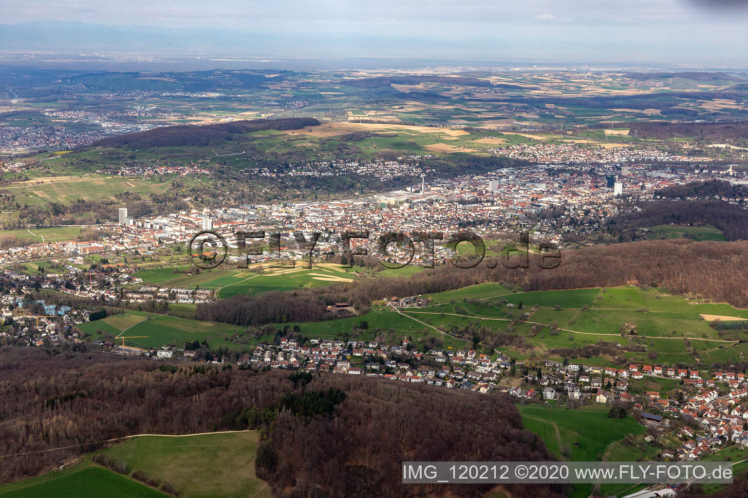 Vue aérienne de Zone urbaine avec périphérie et centre-ville à Lörrach dans le département Bade-Wurtemberg, Allemagne