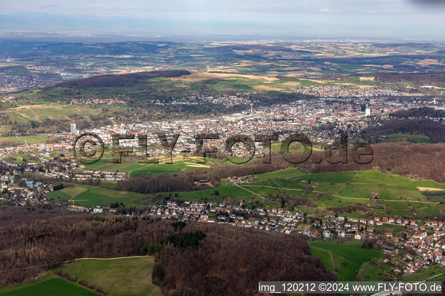 Vue aérienne de Zone urbaine avec périphérie et centre-ville à Lörrach dans le département Bade-Wurtemberg, Allemagne