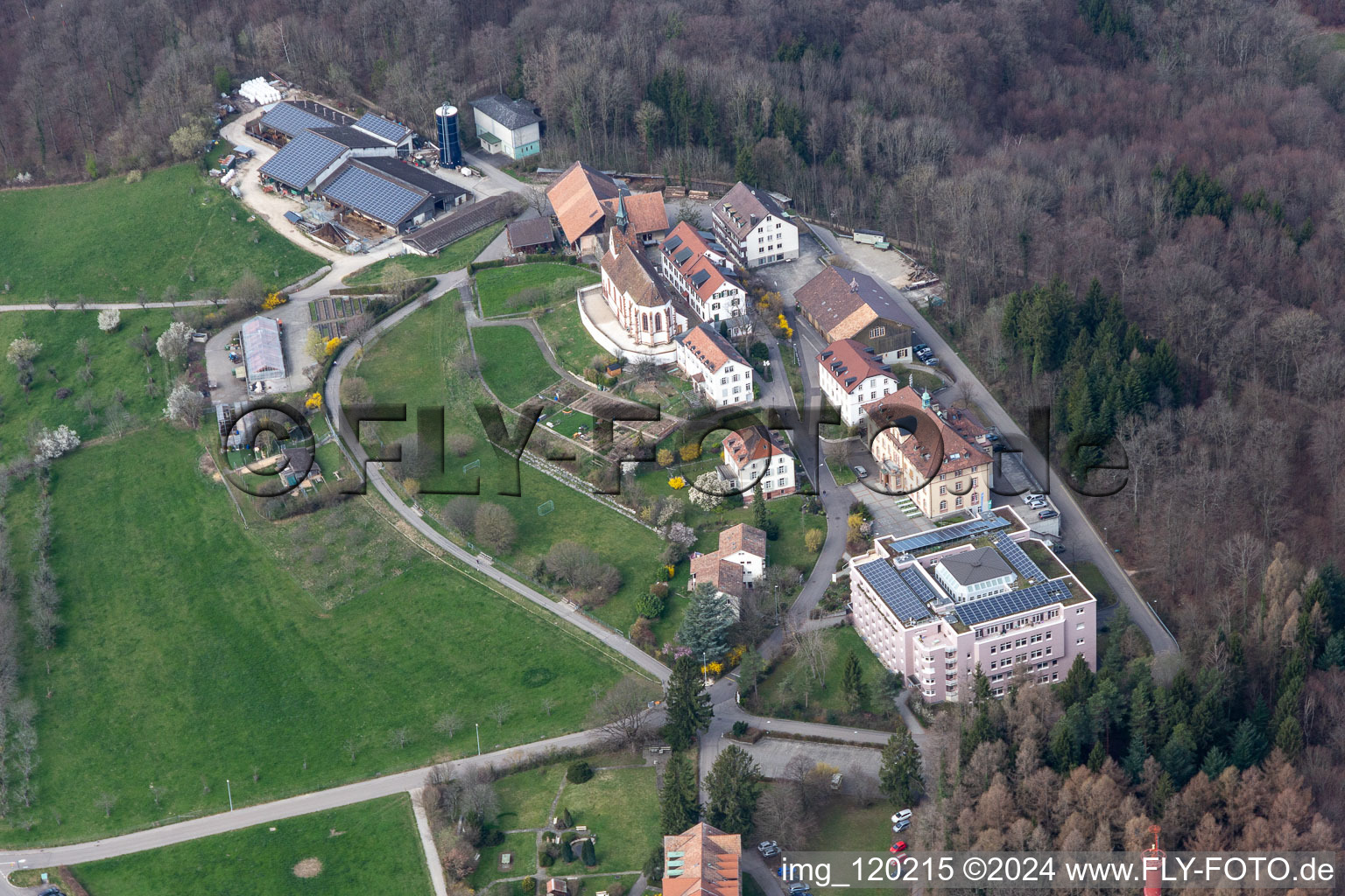 Vue aérienne de Campus Chrischona et maison mère des diaconesses dans le canton de Bâle à Bettingen dans le département Bâle ville, Suisse