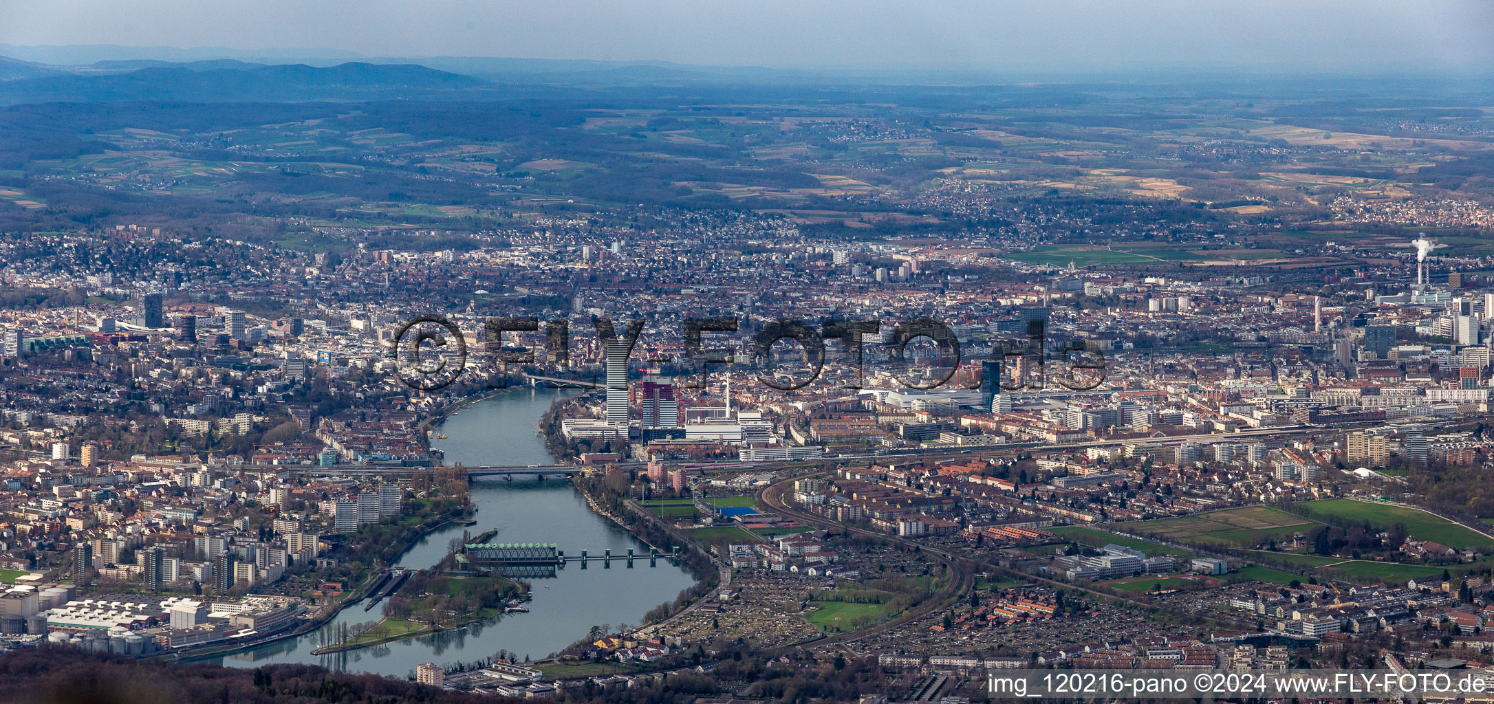 Vue aérienne de Vue sur la ville au bord du Haut Rhin à le quartier Wettstein in Basel dans le département Bâle ville, Suisse