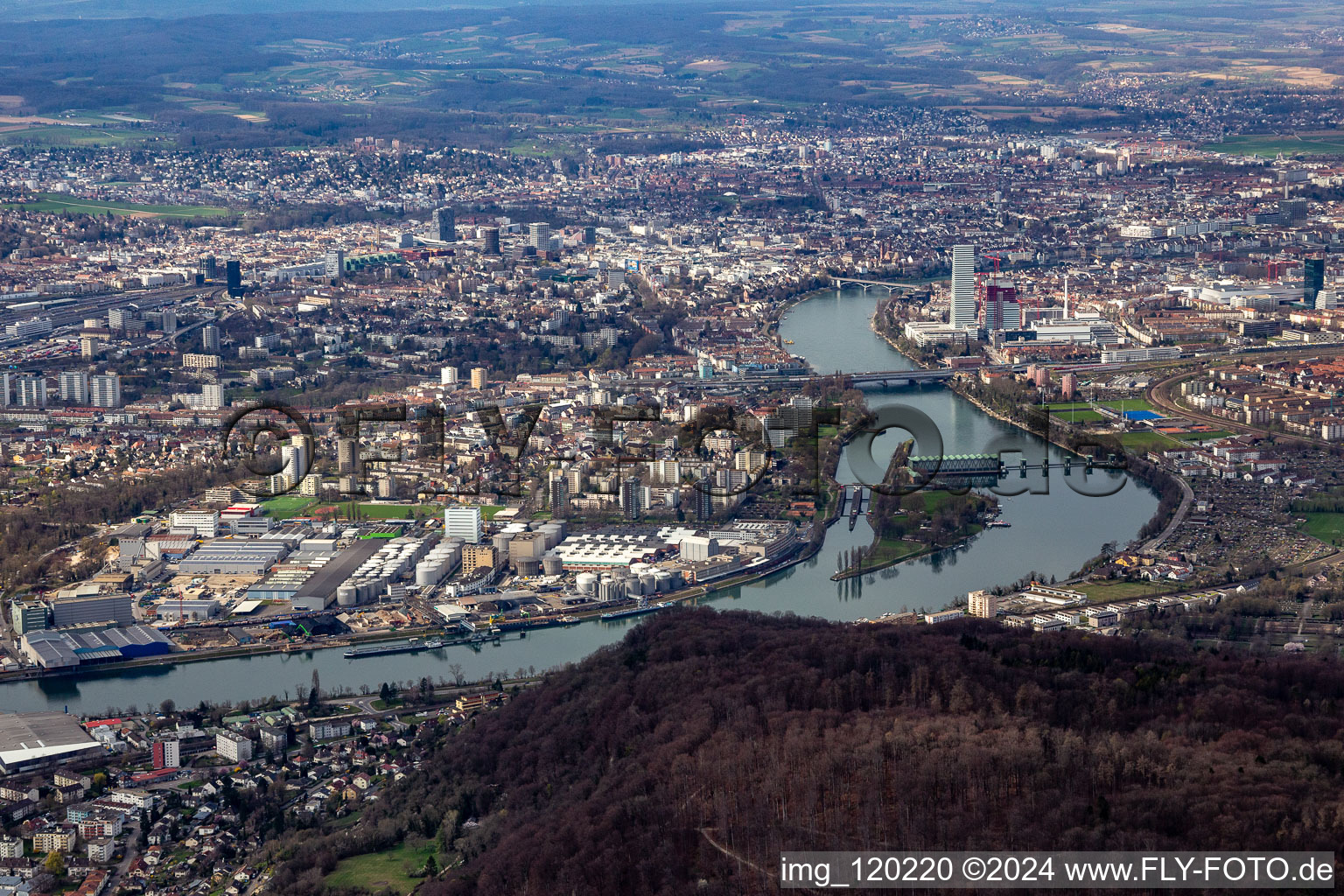 Vue aérienne de Vue sur la ville, sur les rives du Rhin et de Bâle à Birsfelden dans le département Paysage bâlois, Suisse