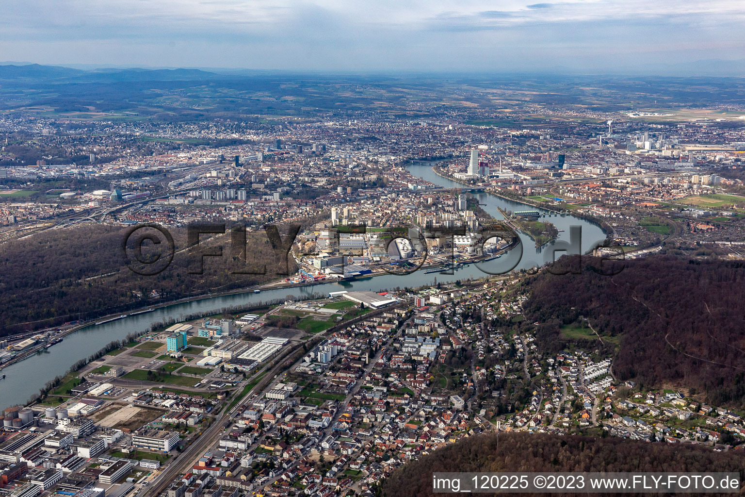 Vue aérienne de Vue sur la ville, sur les rives du Rhin et de Bâle à Birsfelden dans le département Paysage bâlois, Suisse