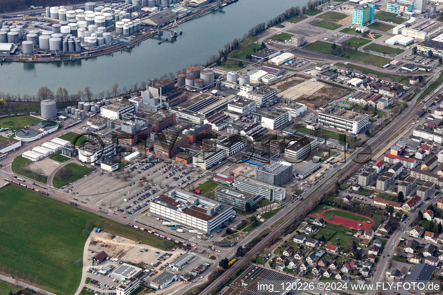 Vue aérienne de Locaux de l'entreprise Roche Pharma avec halls, bâtiments d'entreprise et installations de production à le quartier Grenzach in Grenzach-Wyhlen dans le département Bade-Wurtemberg, Allemagne