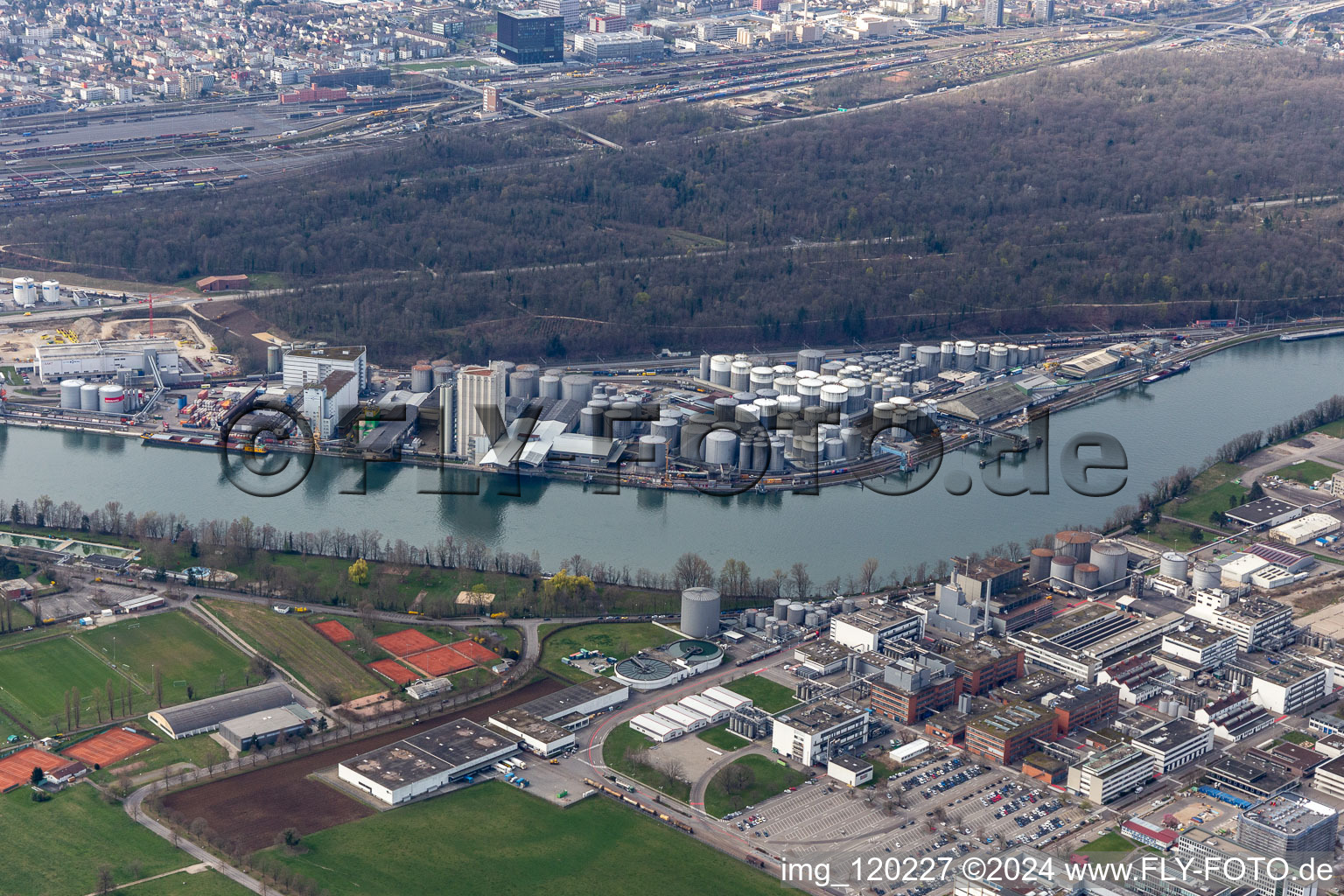 Vue aérienne de Le parc de stockage de l'Auhafen à Muttenz en Suisse. Le port rhénan, situé sur les rives du Rhin, est utilisé pour le manutention de marchandises destinées à l'industrie et de produits pétroliers. à Birsfelden dans le département Paysage bâlois, Suisse