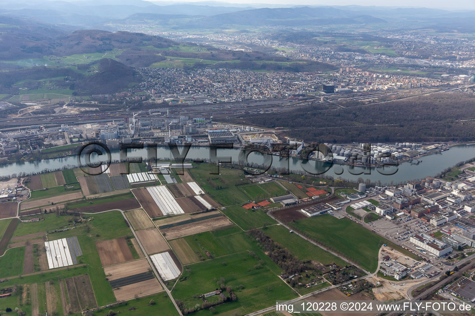 Vue aérienne de Novartis Pharma Schweizerhalle à Pratteln dans le département Paysage bâlois, Suisse