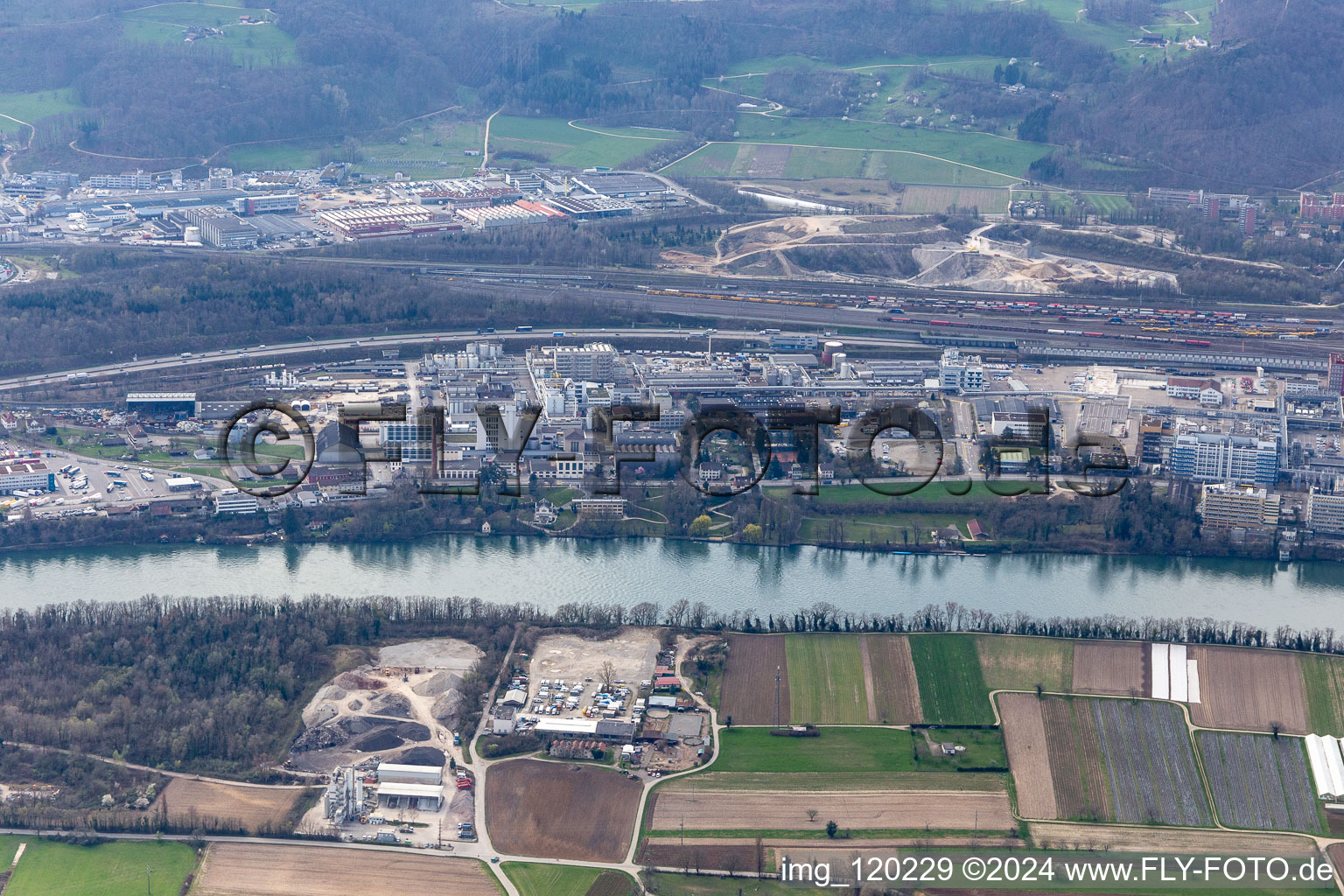 Vue aérienne de Coop Locaux de l'usine coopérative à Pratteln dans le département Paysage bâlois, Suisse