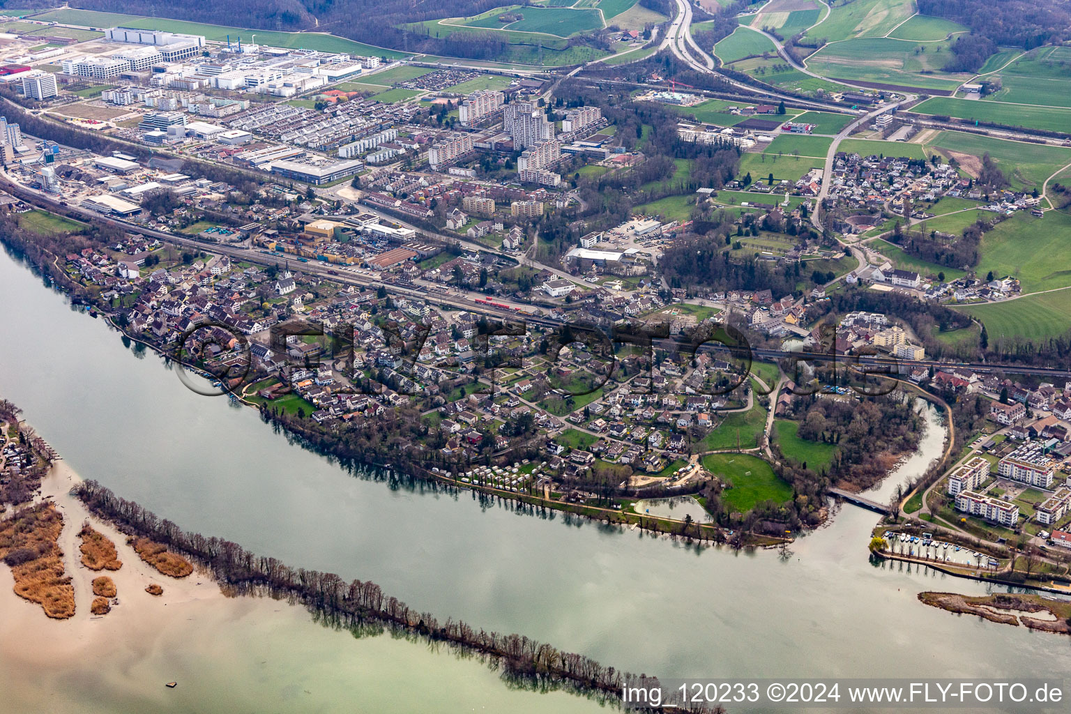 Vue aérienne de Kaiseraugst dans le département Argovie, Suisse